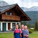 Portrait der Familie Glarner vor ihrer Alphütte